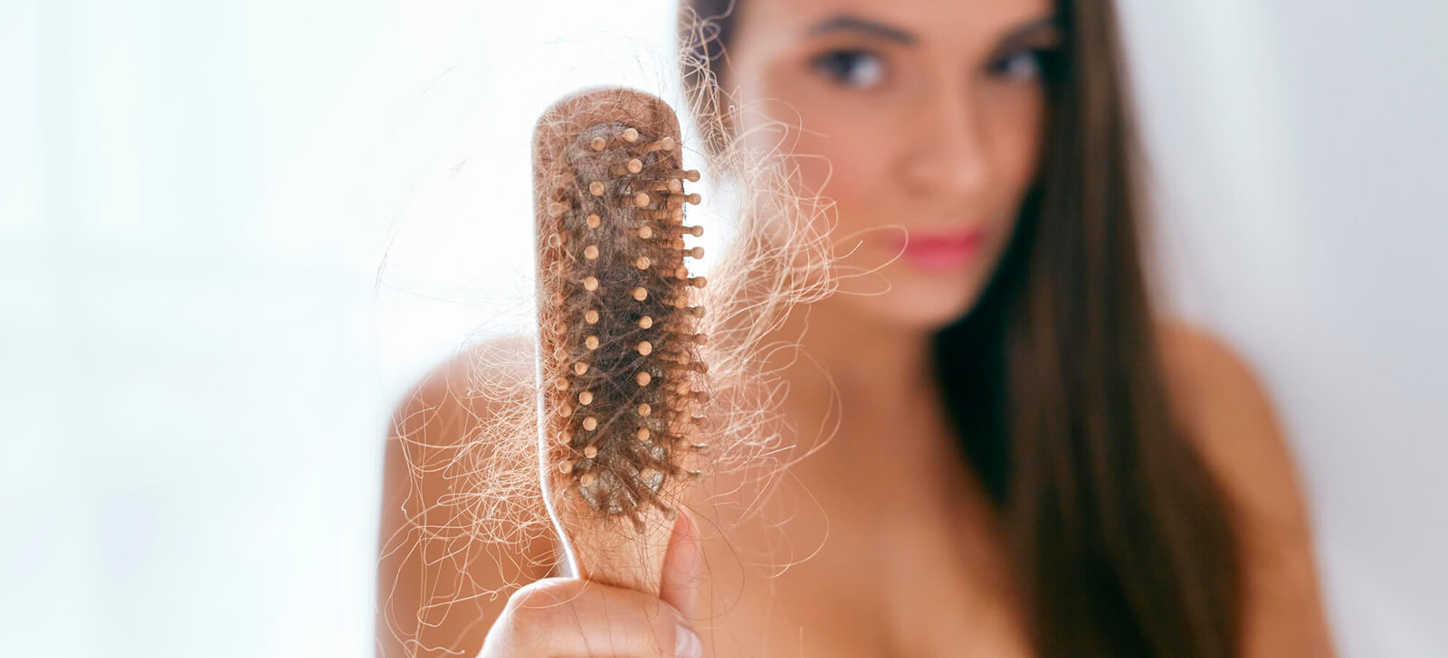 Causas e tratamentos naturais para a queda de cabelo